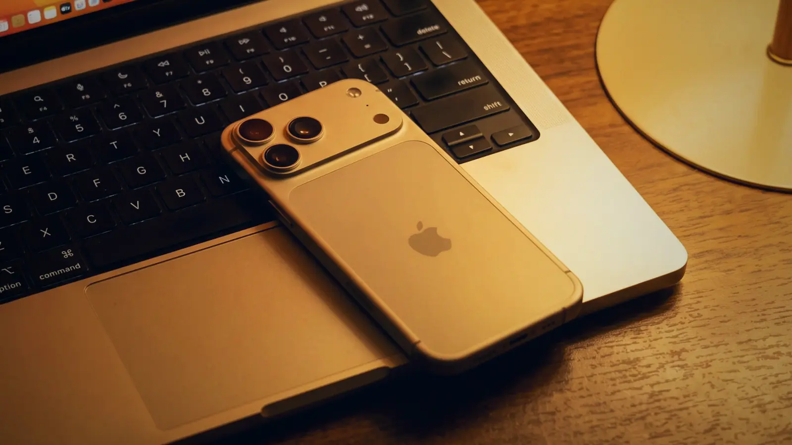 Perangkat Apple yang dijual dan diservis Borneo Store.